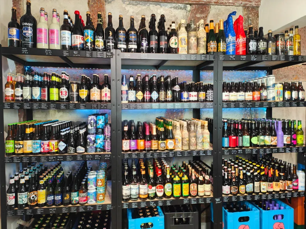 Regalwand mit Bierflaschen aus aller Welt im Mini.Bierladen