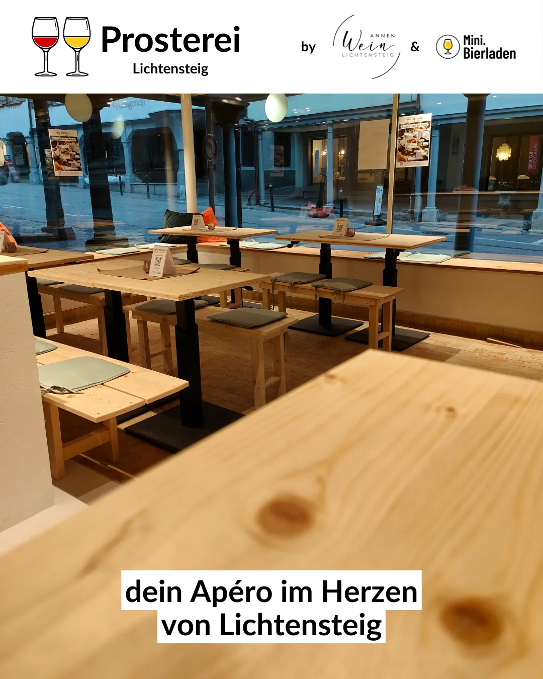 Holztische und Bänke in der Prosterei mit Blick auf die Hauptgasse